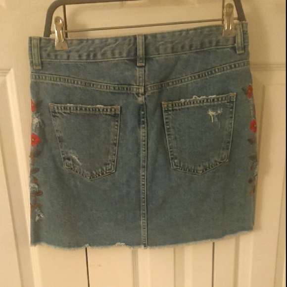 Zara floral embroidered denim skirt - Picture 2 of 7